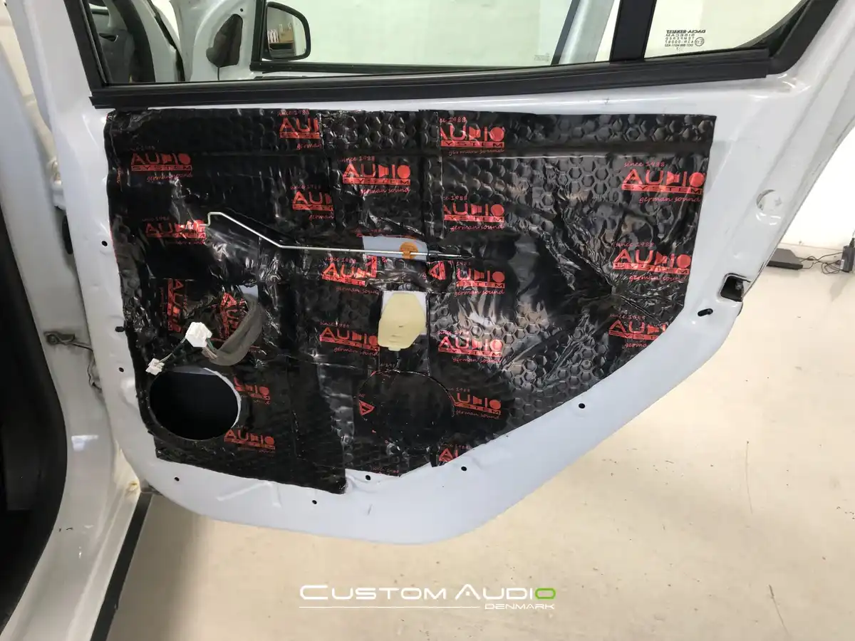 St&oslash;jd&aelig;mpning i bil hos Custom Audio Denmark