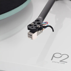 Rega Planar 2 hvid med Carbon Pick-up
