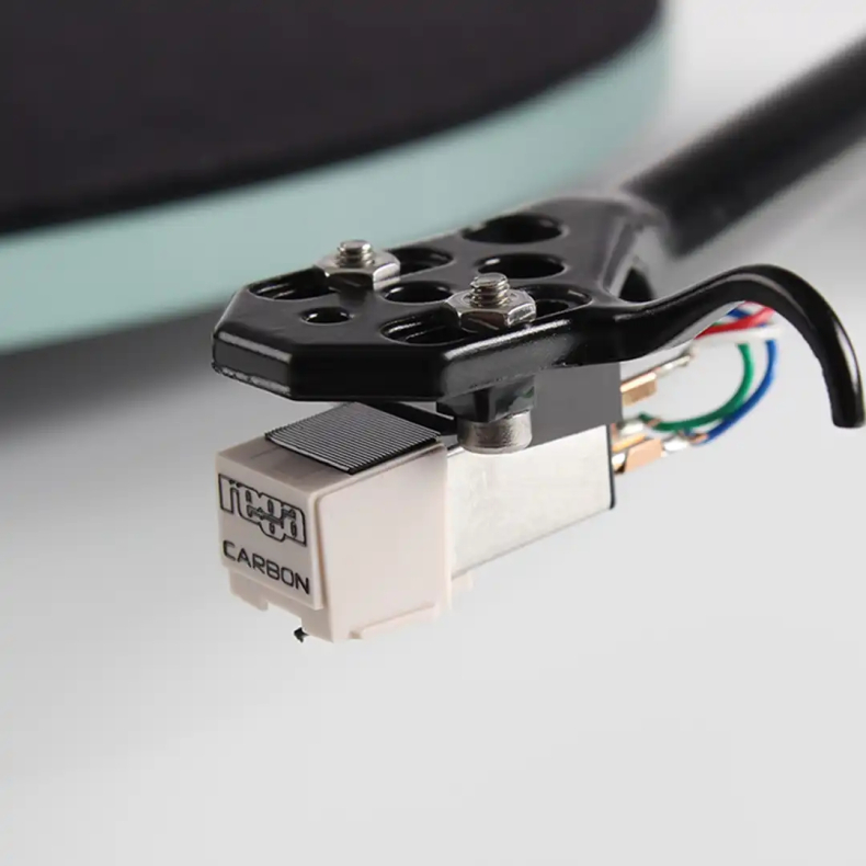 Rega Planar 2 hvid med Carbon Pick-up