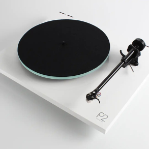 Rega Planar 2 hvid med Carbon Pick-up