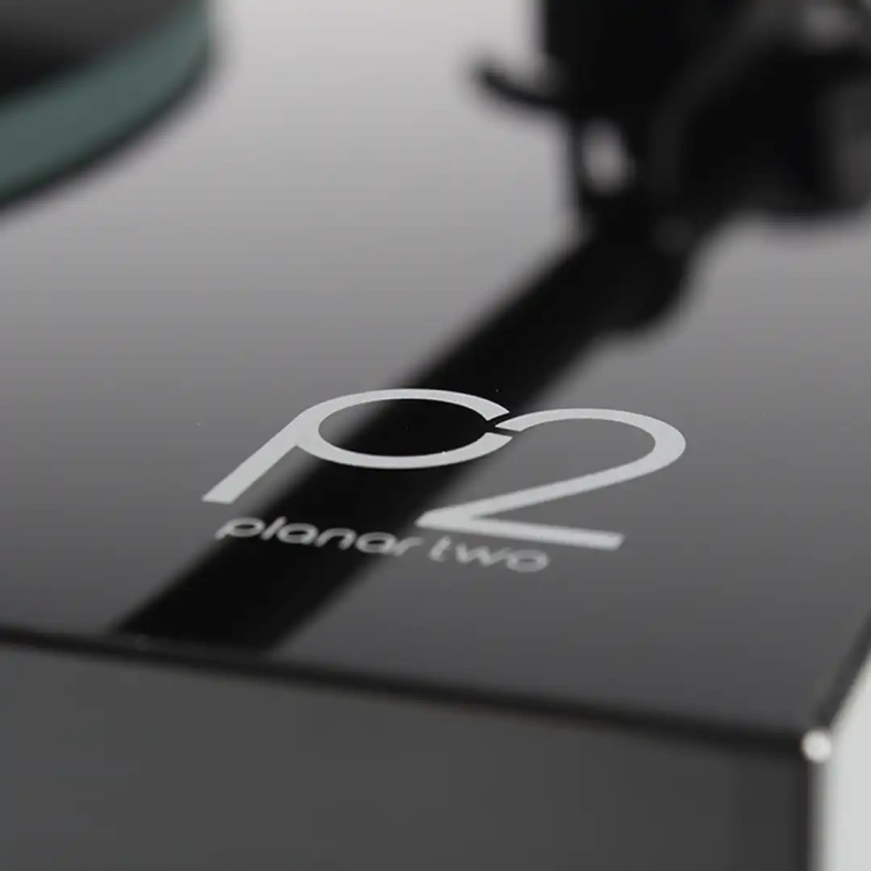 Rega Planar 2 sort med Carbon Pick-up