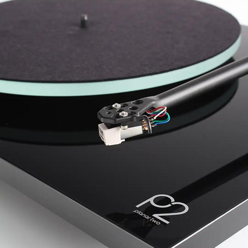 Rega Planar 2 sort med Carbon Pick-up