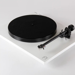 Rega Planar 1 hvid med Carbon Pick-up  