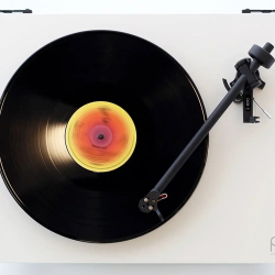 Rega Planar 1 hvid med Carbon Pick-up  