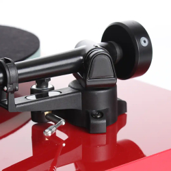 Rega Planar 2 r�d med Carbon Pick-up 