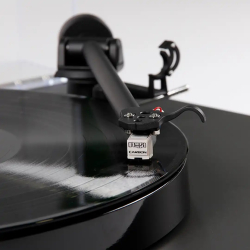 Rega Planar 1 PLUS (Med indbygget RIAA og Carbon Pick-up) sort