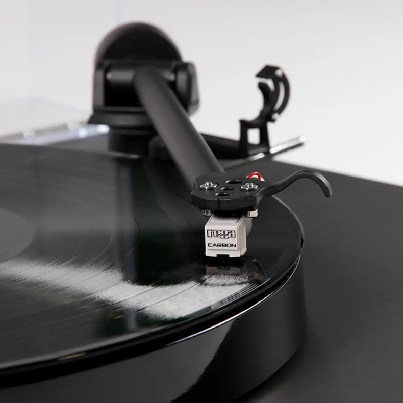 Rega Planar 1 PLUS (Med indbygget RIAA og Carbon Pick-up) sort