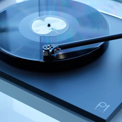 Rega Planar 1 PLUS (Med indbygget RIAA og Carbon Pick-up) sort