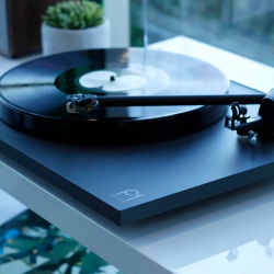 Rega Planar 1 PLUS (Med indbygget RIAA og Carbon Pick-up) sort