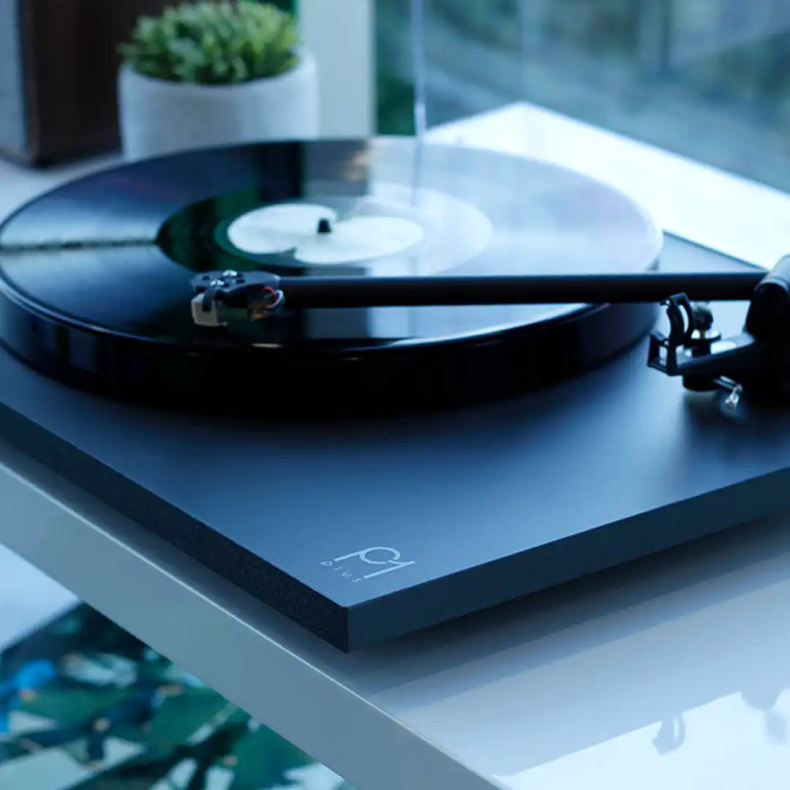 Rega Planar 1 PLUS (Med indbygget RIAA og Carbon Pick-up) sort