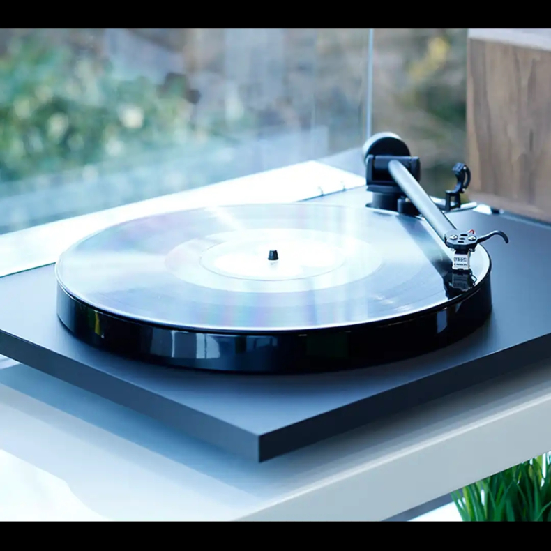 Rega Planar 1 PLUS (Med indbygget RIAA og Carbon Pick-up) sort