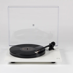 Rega Planar 1 PLUS (med indbygget RIAA og Carbon Pick-up) hvid 