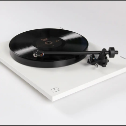 Rega Planar 1 PLUS (med indbygget RIAA og Carbon Pick-up) hvid 