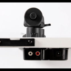 Rega Planar 1 PLUS (med indbygget RIAA og Carbon Pick-up) hvid 