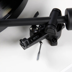 Rega Planar 1 PLUS (med indbygget RIAA og Carbon Pick-up) hvid 