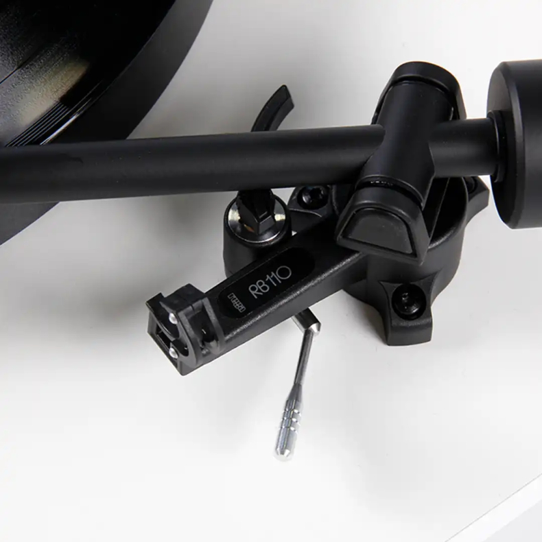 Rega Planar 1 PLUS (med indbygget RIAA og Carbon Pick-up) hvid 