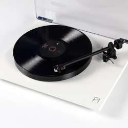 Rega Planar 1 PLUS (med indbygget RIAA og Carbon Pick-up) hvid 