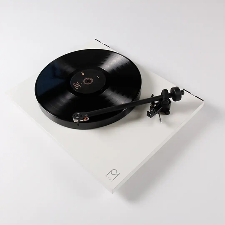 Rega Planar 1 PLUS (med indbygget RIAA og Carbon Pick-up) hvid 