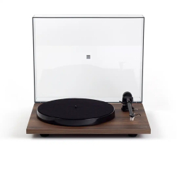 Rega Planar 1 PLUS (Med indbygget RIAA og Carbon Pick-up) Valn�d