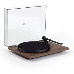 Rega Planar 1 PLUS (Med indbygget RIAA og Carbon Pick-up) Valn�d