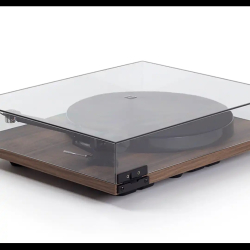 Rega Planar 1 PLUS (Med indbygget RIAA og Carbon Pick-up) Valn�d