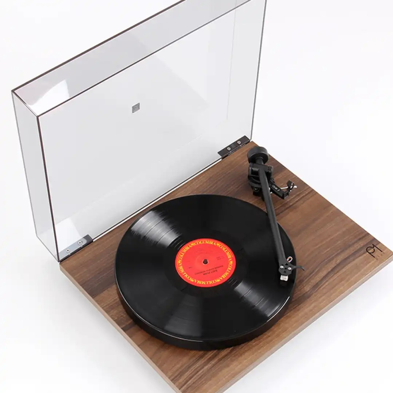 Rega Planar 1 PLUS (Med indbygget RIAA og Carbon Pick-up) Valn�d