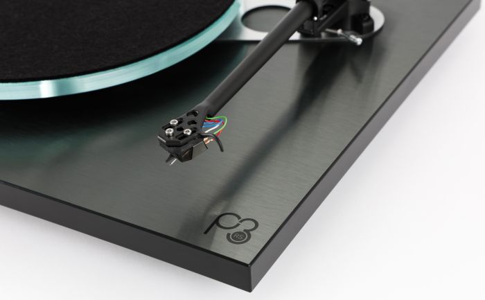 Close-up af Rega Planar 3 RS Nd5 pickup og tonearm